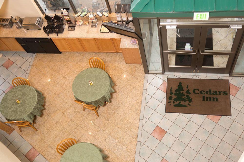 Cedars Inn Уеначи Екстериор снимка